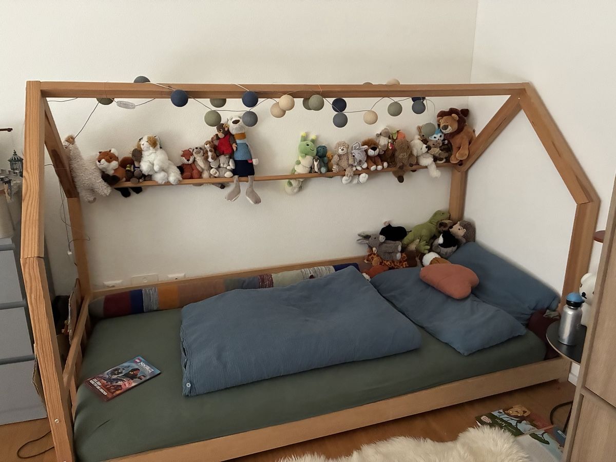 Lits: Holz Hausbett – D'occasion à Stallikon par KFQC
