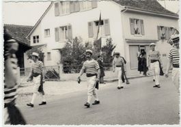 AG 165 Foto-AK Reinach AG Parade Männer als Matrosen 1957 GF