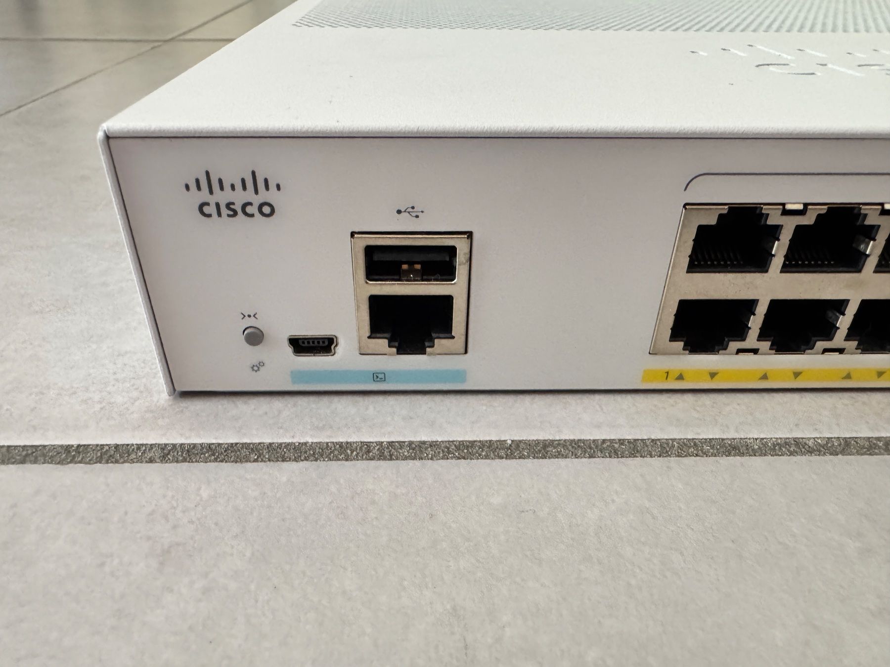 Cisco Hubs & Switches: Cisco Catalyst C1000-16FP-2G-L Switch professionnel PoE+ – Gebraucht aus Geneve von iBest 2