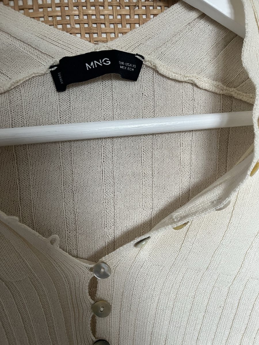 Mango T-shirt: Süßes Mango Oberteil mit schöner Knopfleiste – Usato da Zürich venduto da lou_q5l7 1