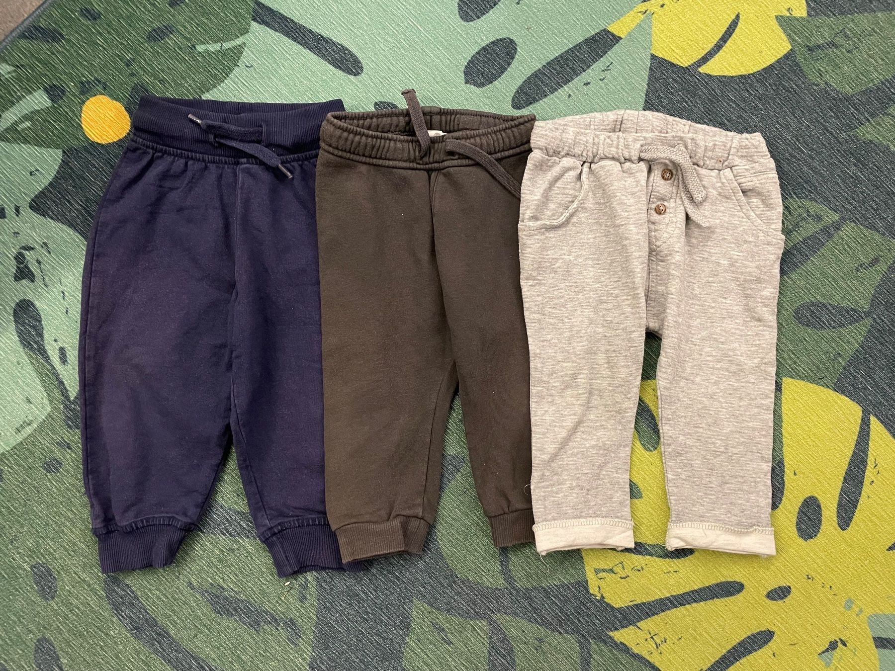 H&M Pantaloni: Gr.80 Set Hose Jogginghose Trainerhose – Usato da Kaltbrunn venduto da mar_7jpc
