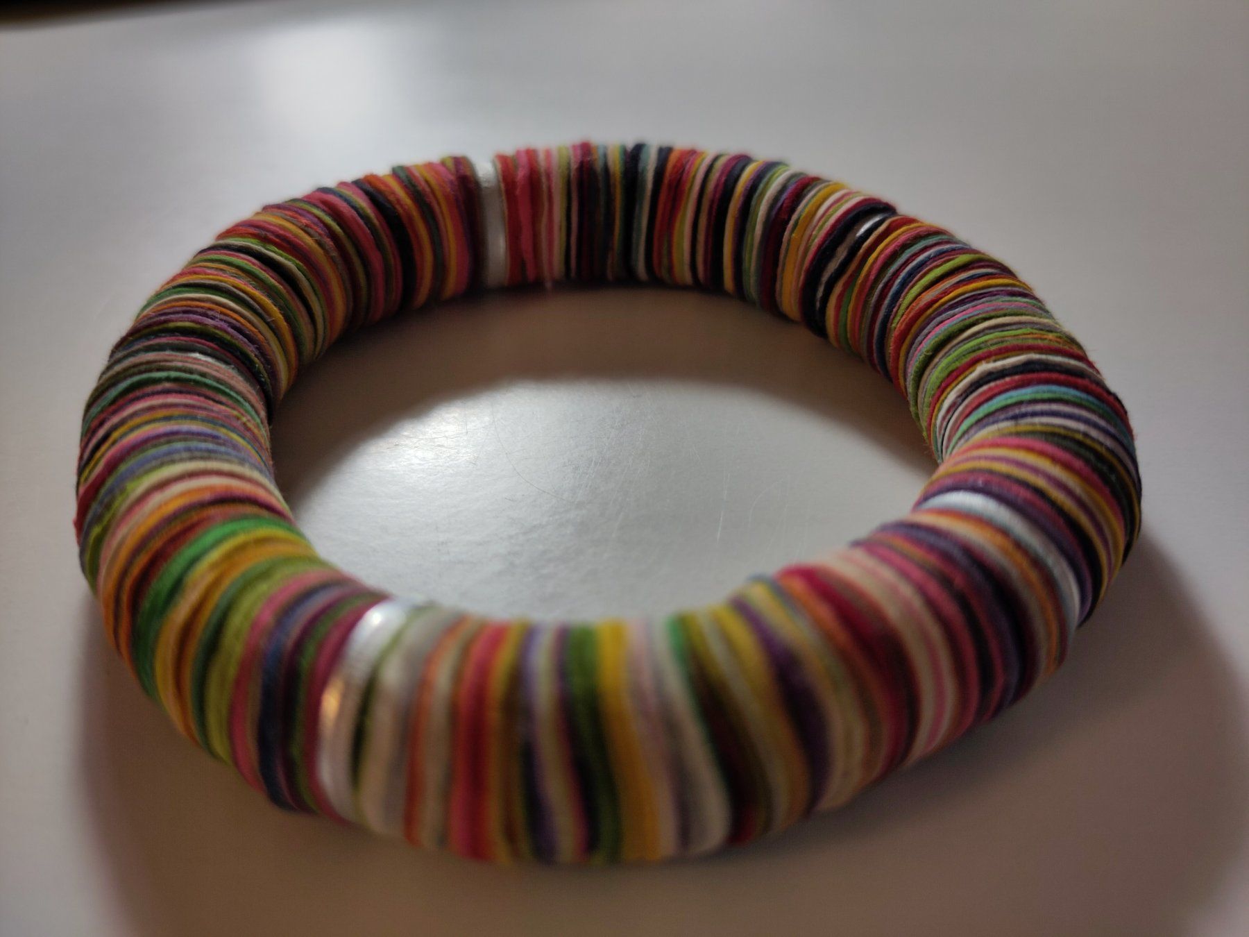 Bracciali & Braccialetti: Armband aus buntem Papier – Usato da Bülach venduto da Tiefschlaflos 1
