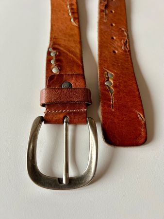 Cognac farbener Ledergürtel, mit silbernen Schnalle + Nieten