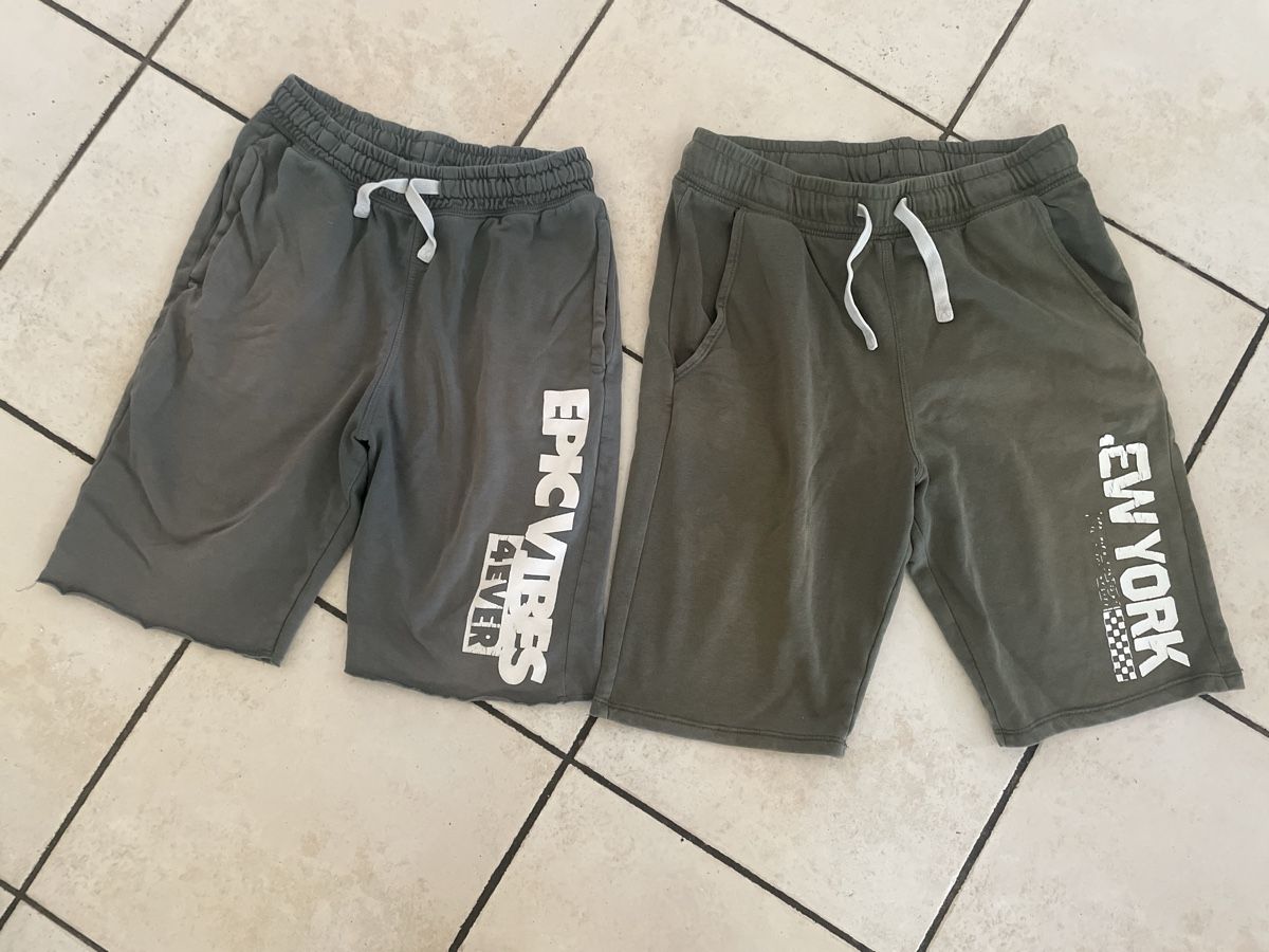 H&M Pantaloni: 2 H&M Sweat Shorts Gr.164 – Usato da Obergerlafingen venduto da cabo4
