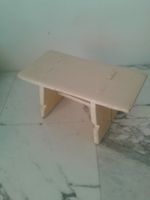 sehr stabiler alter Hocker/Schemel cremeweiss Vintage