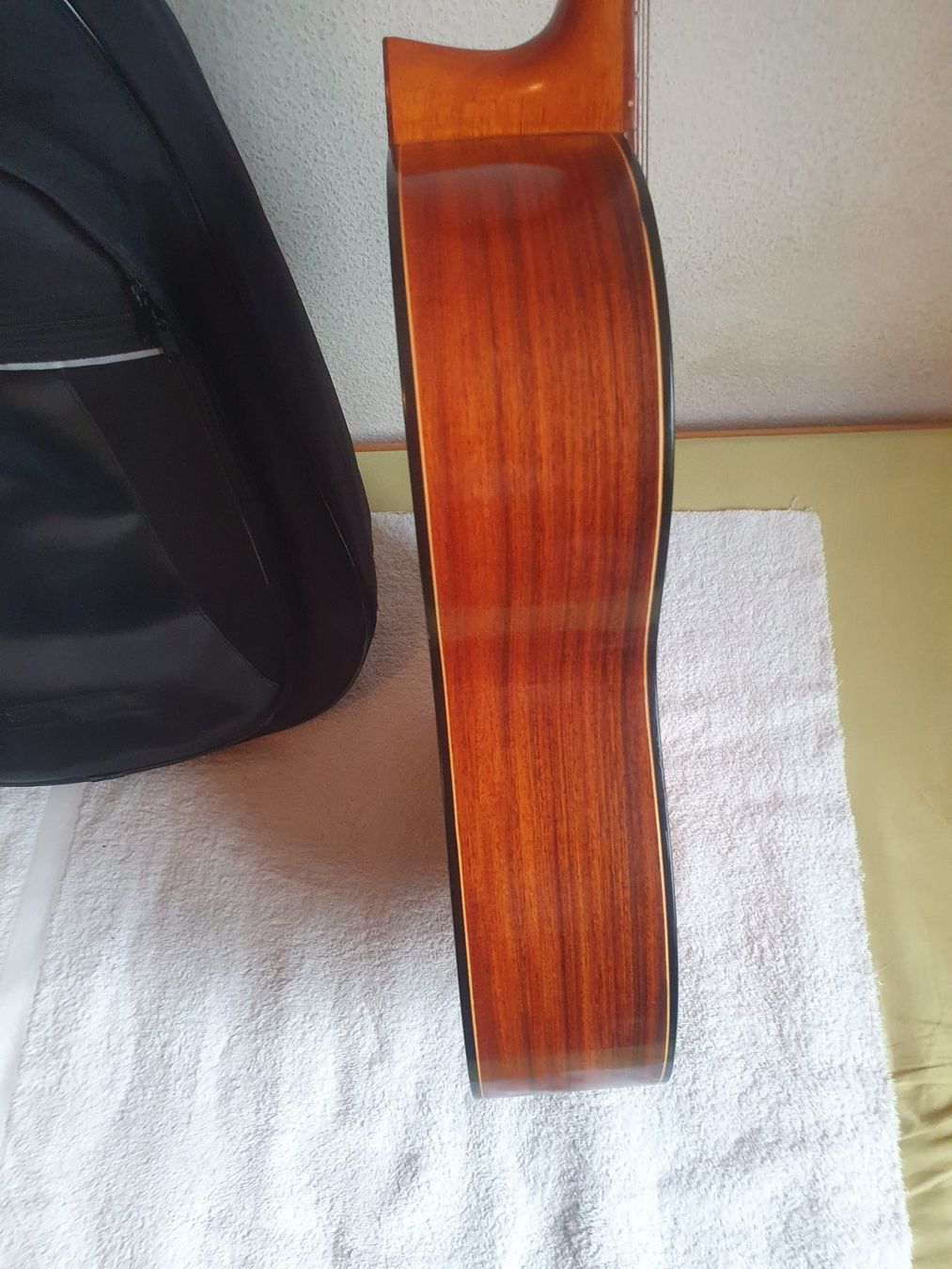 Instruments de musique: Ariana Classic Guitar Japan + Tragtasche – D'occasion à Basel par FirstClass4000 4