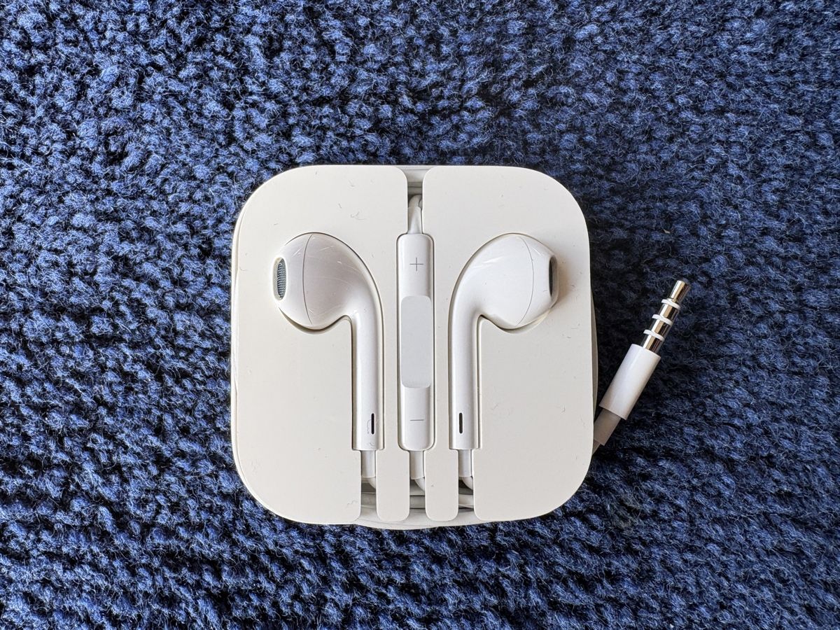 Apple Kopfhörer: Ecouteurs Apple (new) – Neu (gemäss Beschreibung) aus Lausanne von ValeMerky