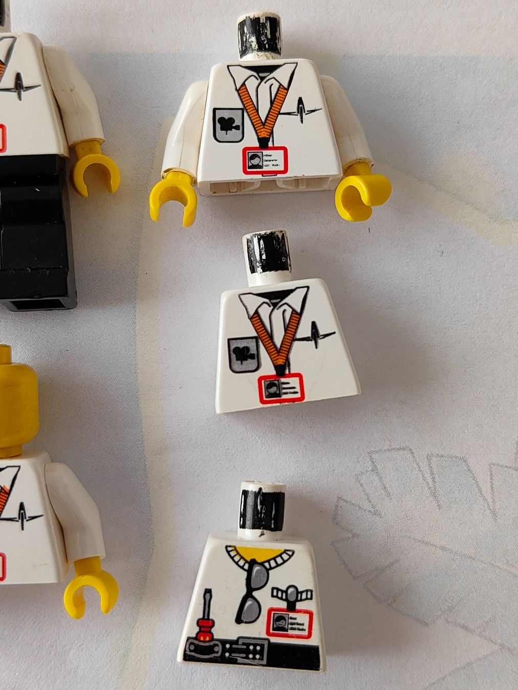 Lego Kit di costruzioni: Legofigurenteile  gemäss Bildern, Thema Studio  /E01 – Usato da St. Gallen venduto da Bisaknosp 2