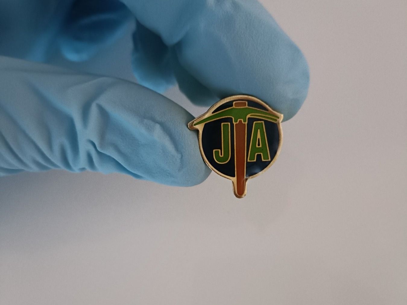 Placchette & Badge: Pin J T A - Box 21 – Usato da Köniz venduto da Pinscollect