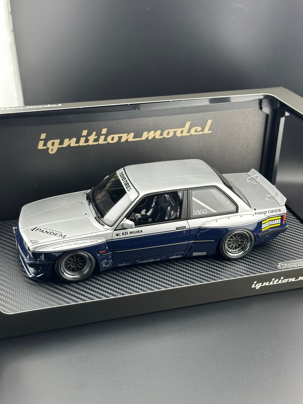 BMW Modellini d'auto: BMW M3 30 Pandem Silver / Blue 1:18 Ignition Model – Nuovo e nell'imballaggio originale da Obergerlafingen venduto da collector-shop.ch 1