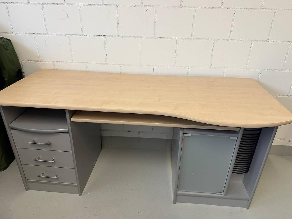 Bureaux: Kinderbürotisch/Teen – D'occasion à Veltheim AG par mir_27xc 1