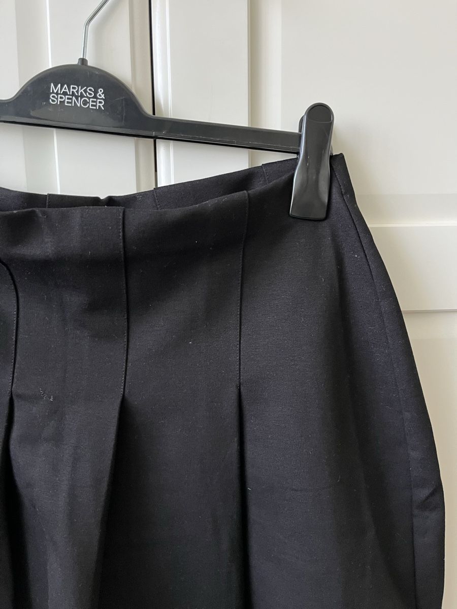 H&M Jupes: Kurzer Faltenrock – Neuf avec emballage d'origine à Allschwil par eyl_bb8q 5
