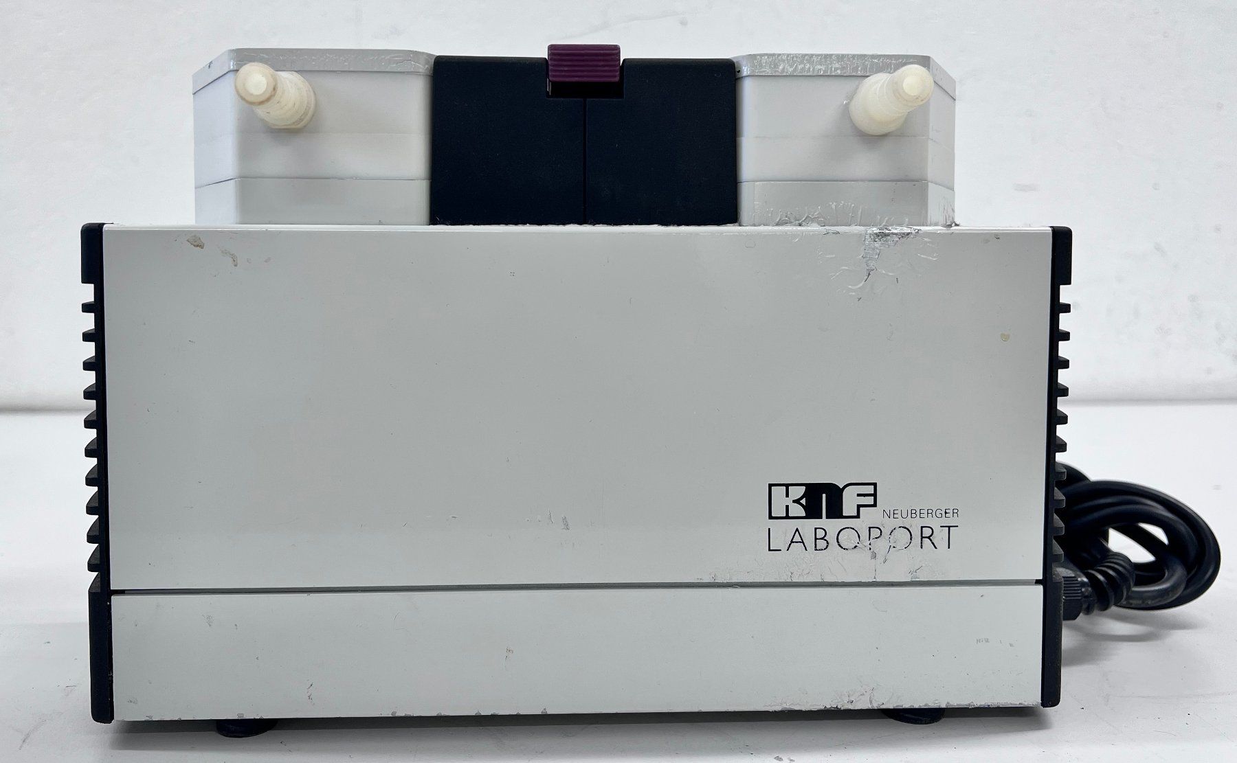 Accessori da laboratorio: KNF Membranvakuumpumpe N810.3FT.18 – Usato da Niederdorf venduto da LeptonAG_Labor 2