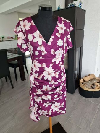 Elegantes Kleid mit Blumen NEU