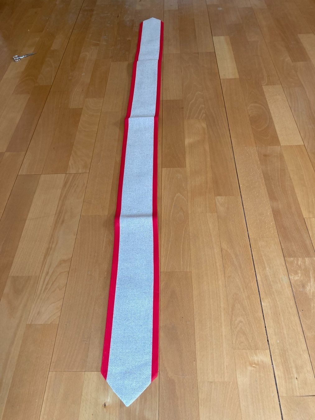Dekobänder: STICKBAND  148 X 9,5 CM LEINEN  ROT EINGEFASST  NEUPR. 23.75 – Neu (gemäss Beschreibung) aus Subingen von ArtBead