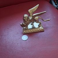 Messing Figur geflügelter Löwe mit Buch Sockel Dekor