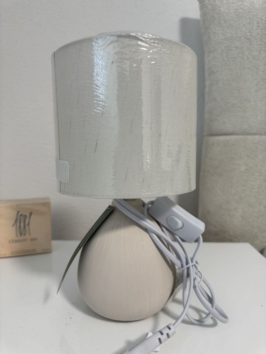 Maisons du monde Lampen: Elegante Tischlampe mit Textilschirm - Neu & Original – Neu und originalverpackt aus Bassersdorf von schokoart.ch