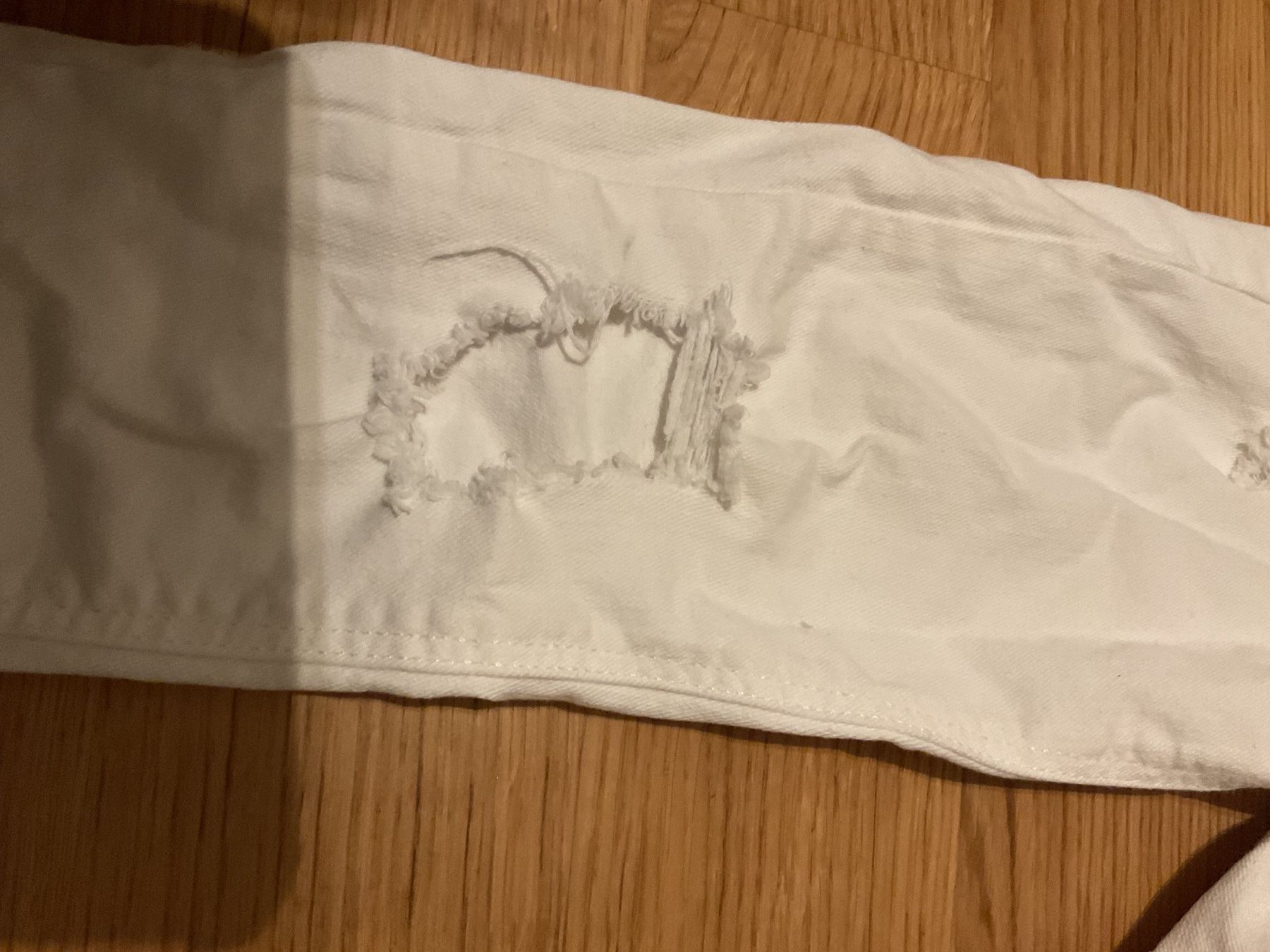 H&M Pantaloni: Weisse Sommer Jeans mit Löchern – Usato da Pfeffingen venduto da Marc4148 2