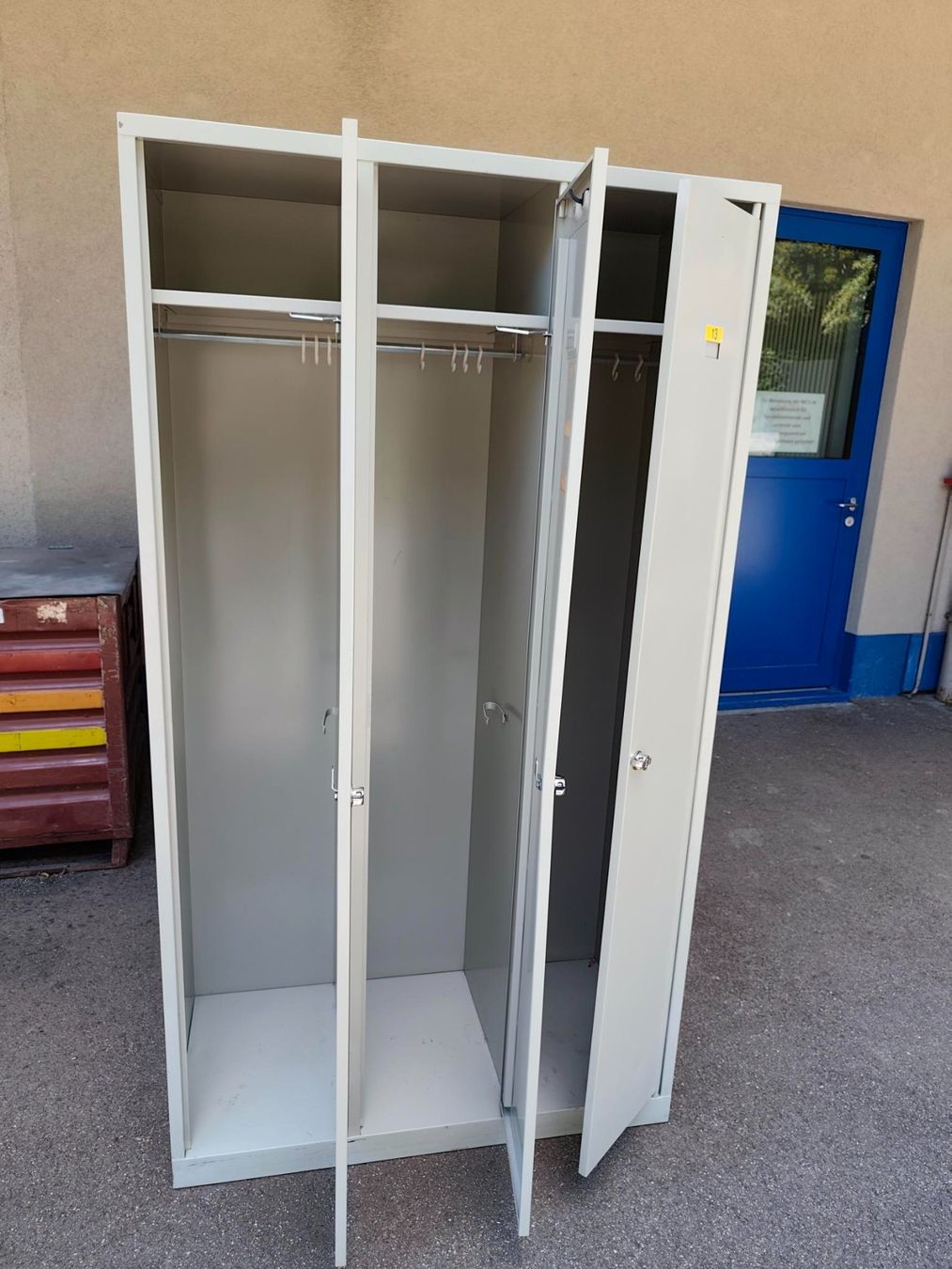 Garderobe: Garderobenschäfte – Gebraucht aus Grindelwald von mzi