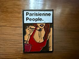 Anstecknadel Parisienne People Motiv gebraucht Zustand