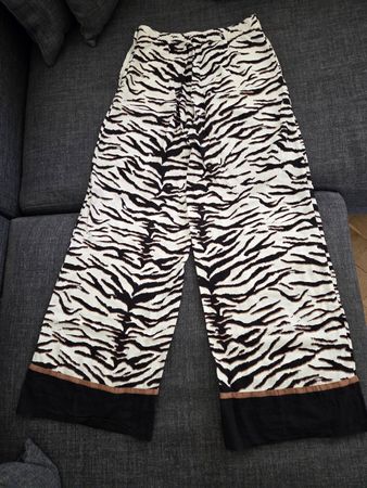 H&M Stoffhose mit Zebramuster Grösse 34- neuwertigem Zustand