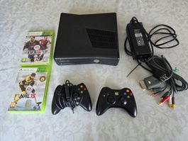 Xbox 360, deux manettes, FIFA 14, NHL 15