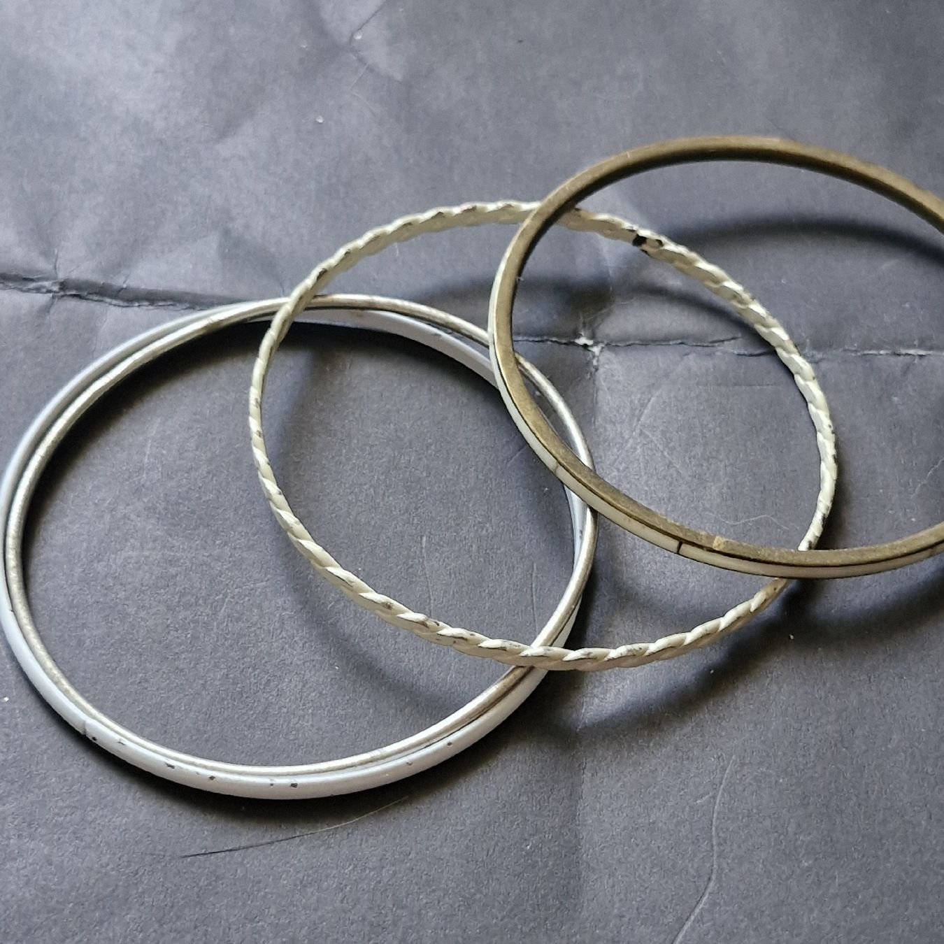 Autres bijoux: lot de bracelets blancs  – D'occasion à Neuchâtel par yas_zdb7
