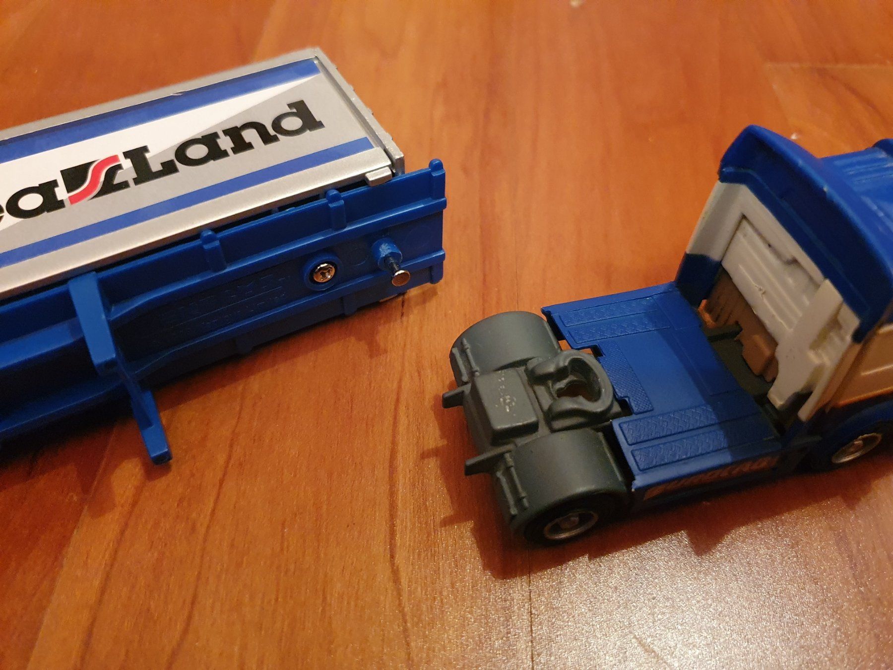 Mercedes-Benz Modellautos: Mercedes Benz Container Sattelzug 1:64 – Gebraucht aus Triesen von platzproblem1 7