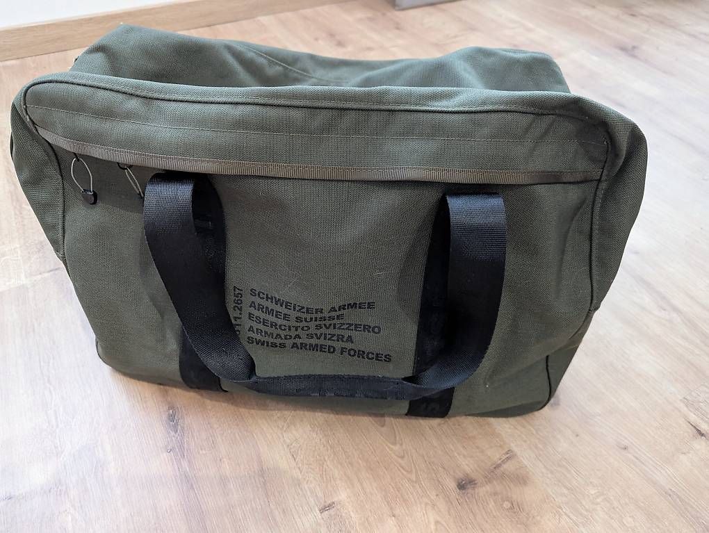 Schweizer Armee Borse: Original Schweizer Armee Effektentasche Sporttasche oliv – Usato da Rupperswil venduto da Kodama-Codes