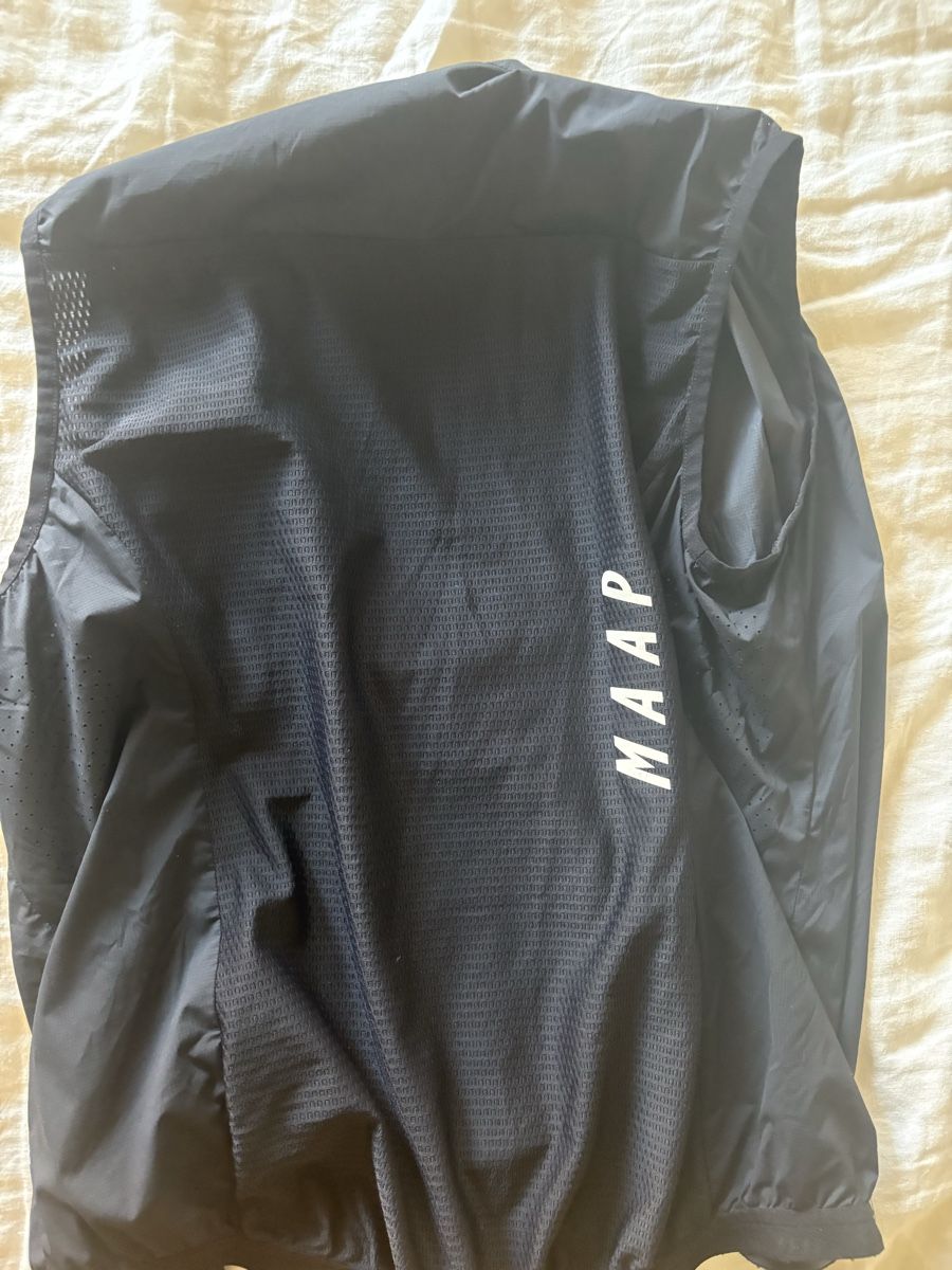 Gilet & Giacche: Maap Cycling Weste - Schwarz - Grösse L – Nuovo (secondo la descrizione) da Bern venduto da sam_c78d