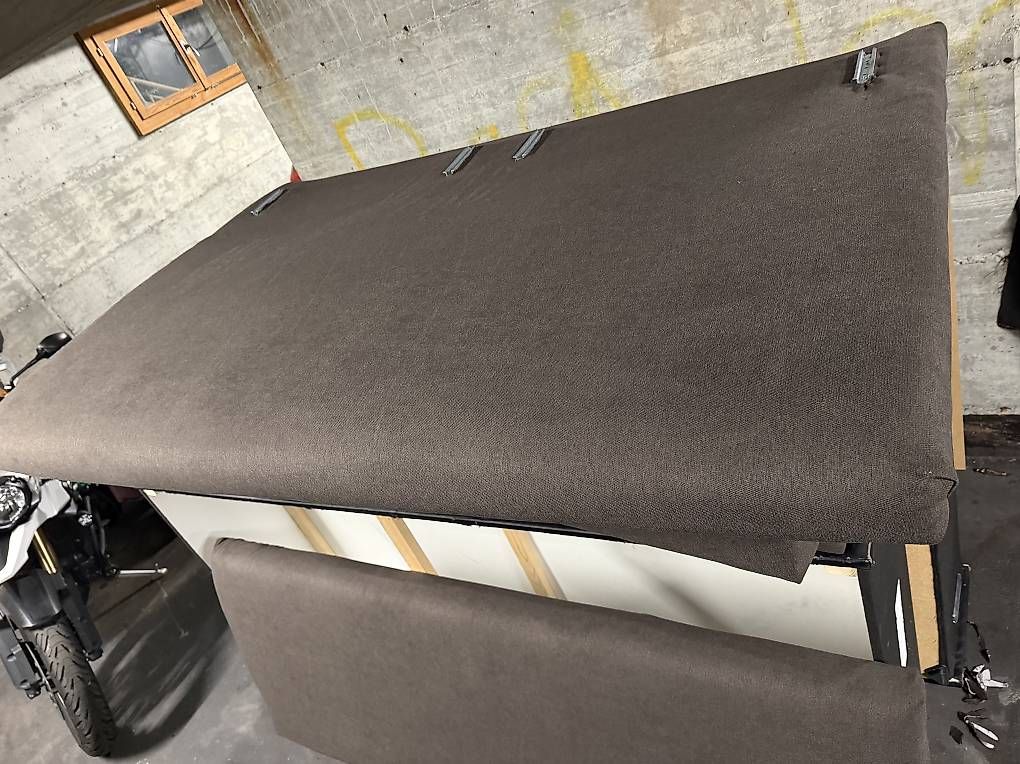 Lits: Boxenspringbett 200x200 neubezogen – D'occasion à Vaduz par leobigboss01 1