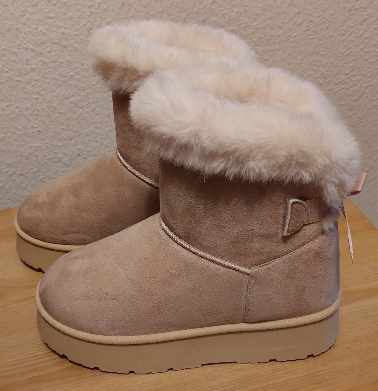 Scarpe da donna: Neue Stiefel beige, Gr. 37.5 – Nuovo (secondo la descrizione) da Oberwil BL venduto da Hunajakakku 1