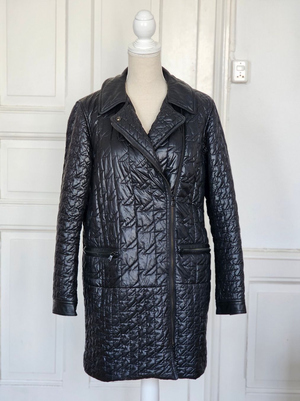 Marc Jacobs Cappotti: Schwarzer gesteppter Mantel, Marc Jacobs, Leder, Gr. M – Usato da Ried-Brig venduto da Zzyzx 1