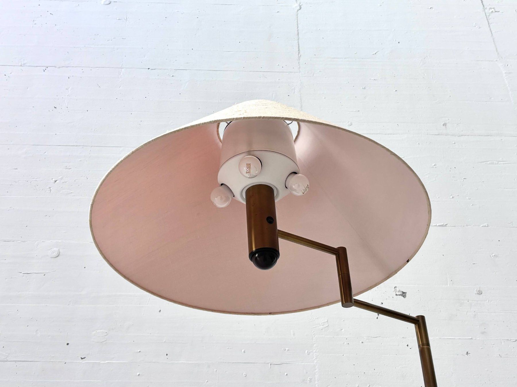 Lampade: Elegante Stehlampe aus Messing mit Textilschirm, 1990er – Usato da Zürich venduto da LeMoege 2