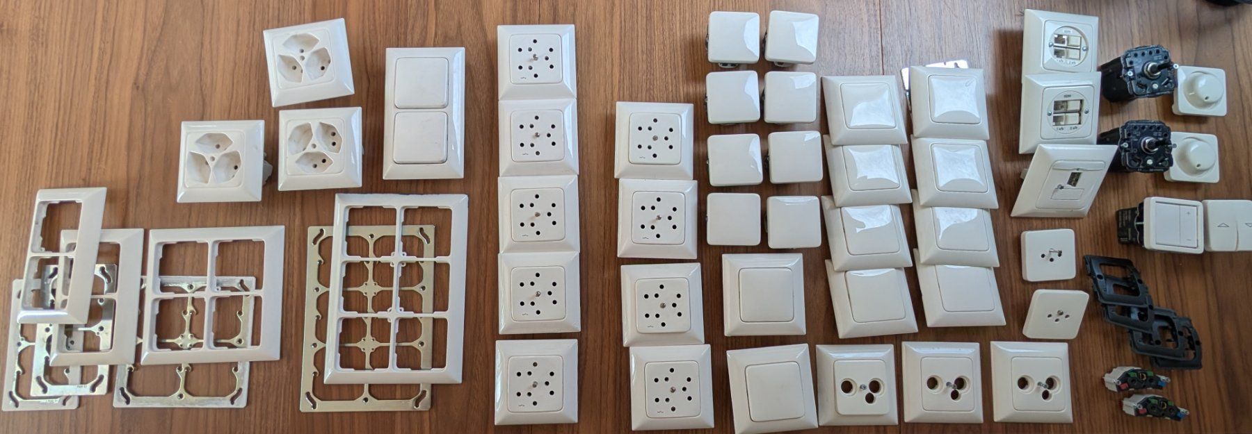 Legrand Interruttori: Legrand Steckdosen, Schalter, Taster, Dimmer, Deckel – Usato da Uster venduto da pat_69mq