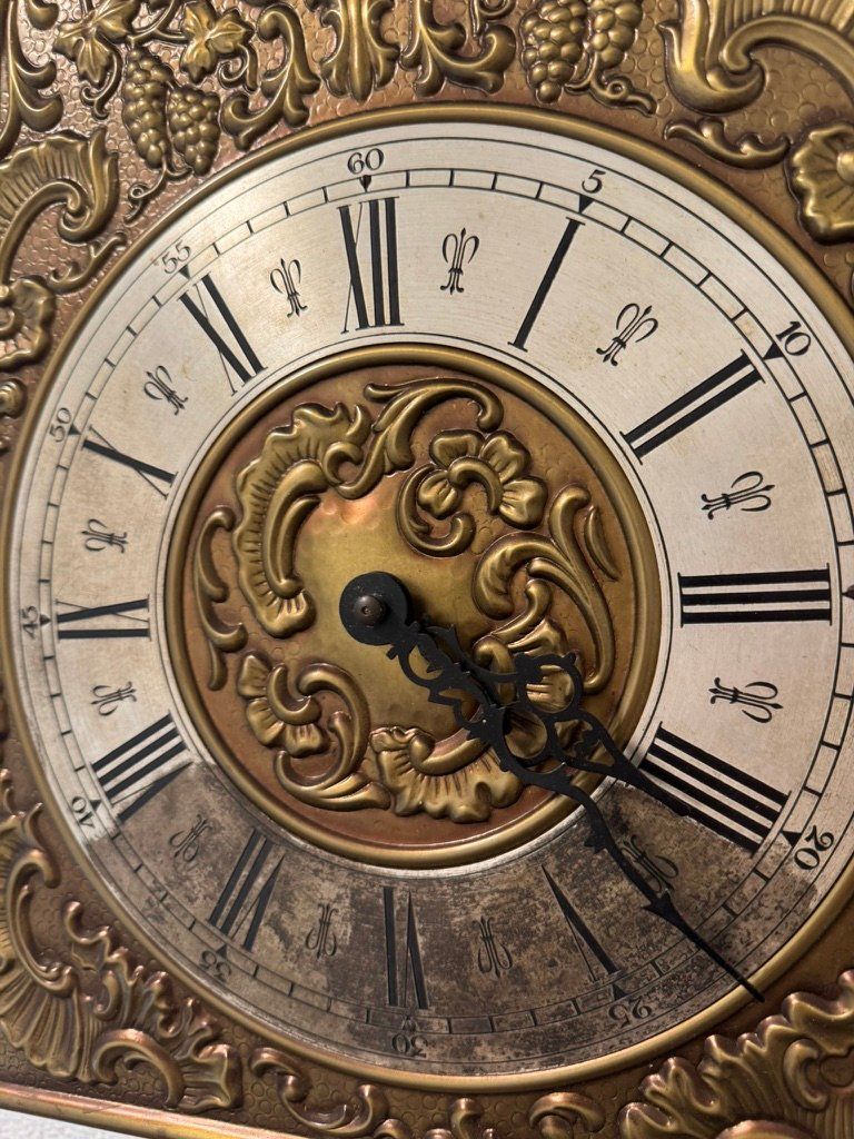 Orologi da terra & Orologi da parete: Dekorative Pendeluhr Messing Barock mit Ketten & Pendel – Usato da Zollikon venduto da olv_yp8p