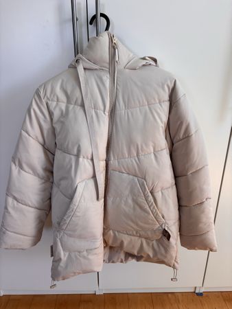 cremefarbene Puffer Winterjacke