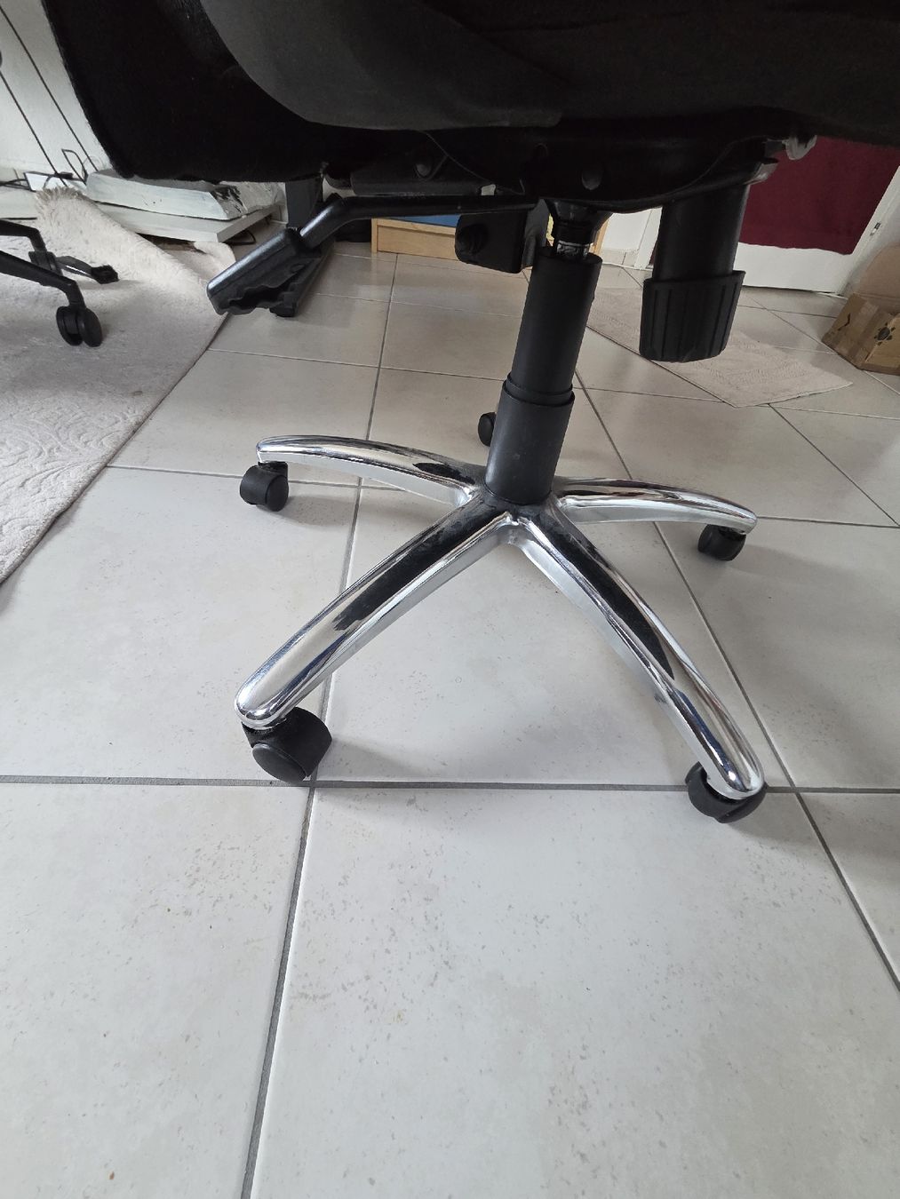 Poltrone: Used Black Office Chair - Comfortable and Adjustable! – Usato da Belp venduto da Panther_ 3