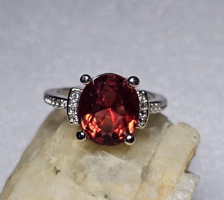 Anelli: Klassischer Ring mit rotem Zirkonia, 925 versilbert, Gr. 8 – Nuovo (secondo la descrizione) da Grenchen venduto da maretop 2