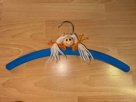 witziger Kleiderbügel mit Puppenkopf