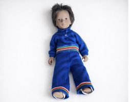 Vintage Puppe mit blauer Kleidung – Sammlerstück!