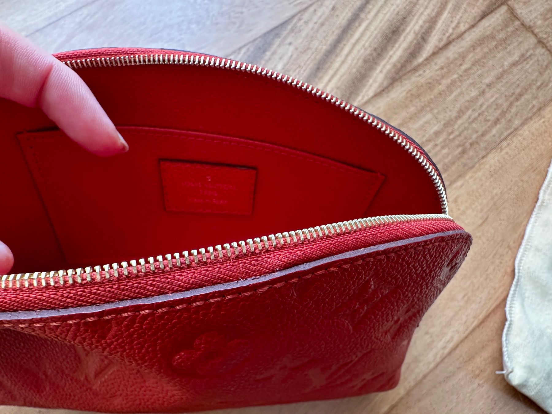 Louis Vuitton Custodie per cosmetici: Louis Vuitton Kosmetiktasche PM Orient Empreinte Rot – Usato da Muri AG venduto da engelsherzli 5