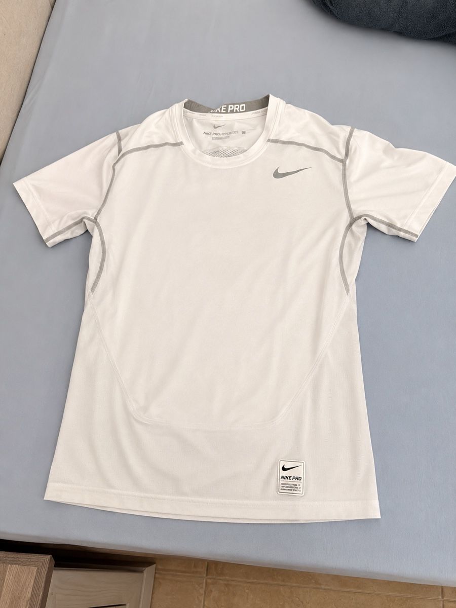 Nike Maillots de corps & Pantalons: 2 Nike Pro Sport-Shirts Weiss – D'occasion à Kriens par davide_damiani11 1