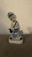 Porzellanfigur Junge mit Mütze und Tasche guter Zustand