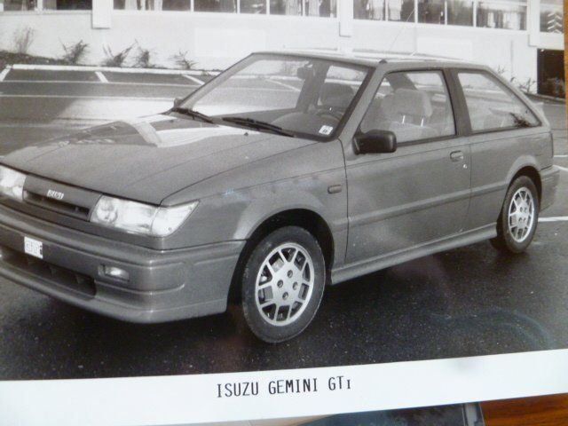 Documenti: ISUZU Pressemappe 1988 – Usato da Oftringen venduto da Studich 1