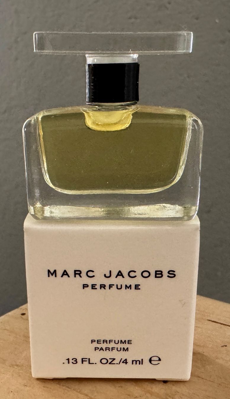 Marc Jacobs Parfum & Eau de Toilette: Marc Jacobs - 4 ml reines Parfum - Miniatur mit Box – Gebraucht aus Rothrist von Luckywinner