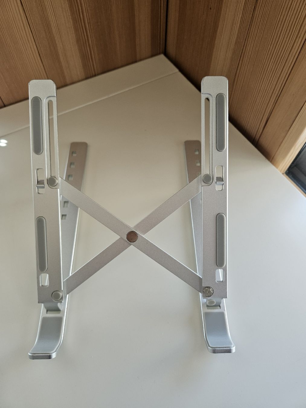 Racks & Cavalletti: Adjustable laptop stand, verstellbar Laptop Ständer. – Usato da Zürich venduto da Giuseppe77 1