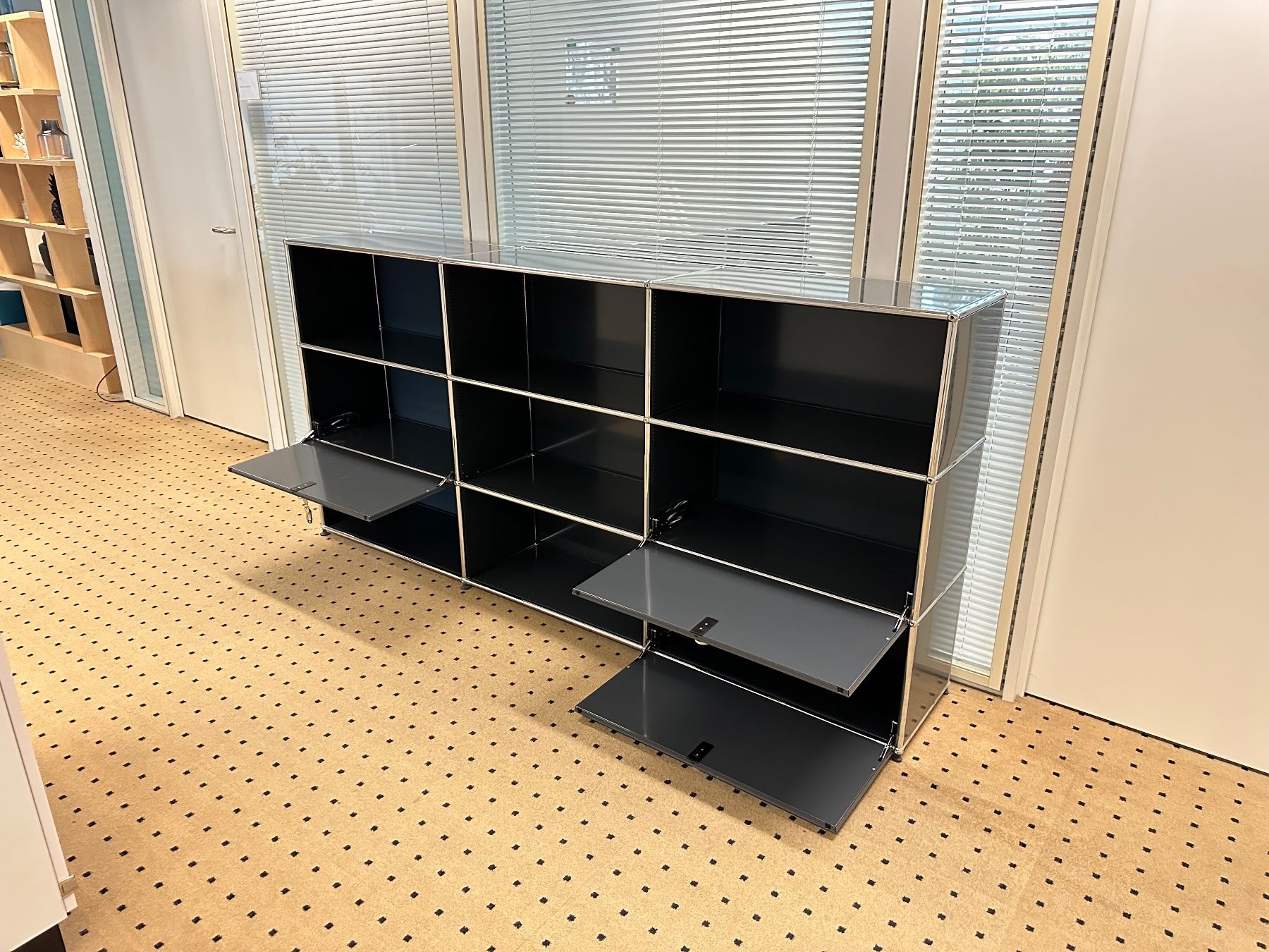 USM Scaffali: USM Highboard 3x3 Anthrazitgrau, Top Zustand – Usato da Grenchen venduto da Design-Outlet 4
