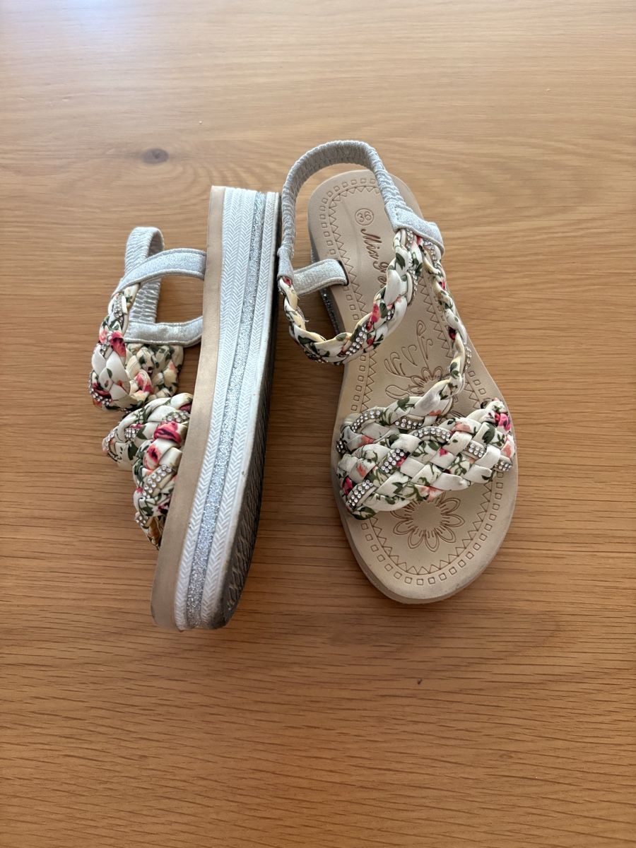 Chaussures femmes: Sandali da donna con fiori e strass  – D'occasion à S. Antonino par FedeKikka88 1