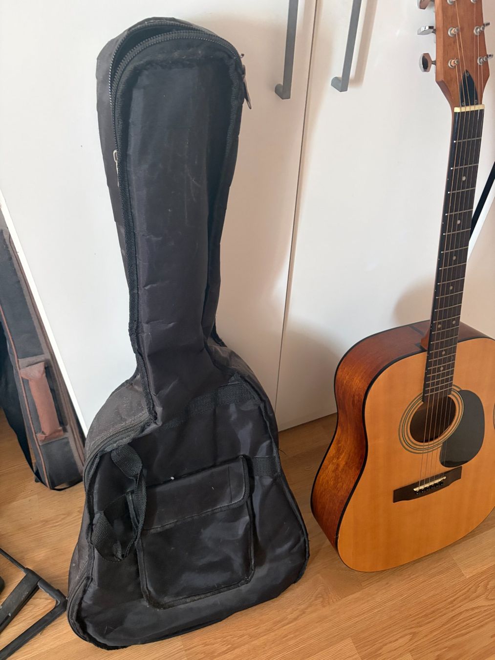 Musikinstrumente: Guitare Samick avec accessoires – Neu (gemäss Beschreibung) aus Biel/Bienne von ami_dr9y 6